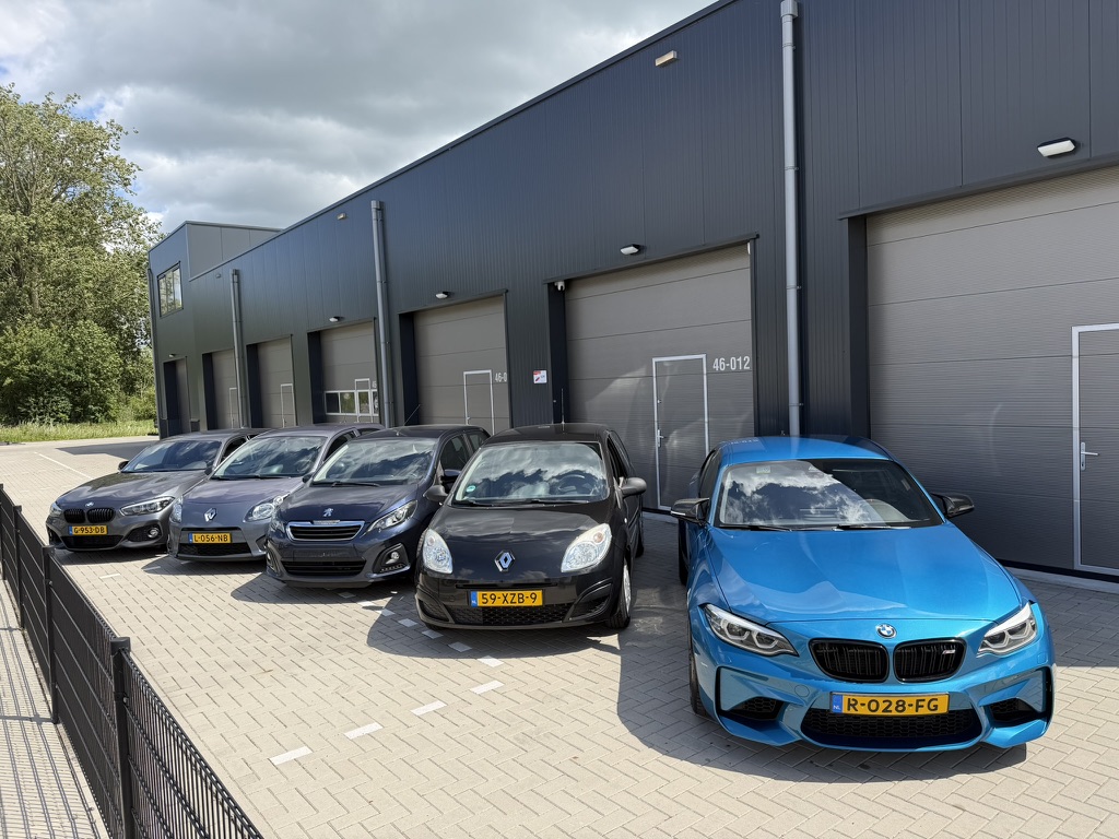De bedrijfsunit van Autovibe in Druten met occasions ervoor